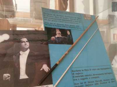 Infine tra i cimeli esposti c'� una sopresa per gli amanti della grande musica: una bacchetta da direttore d'orchestra di Riccardo Muti donata proprio dal maestro